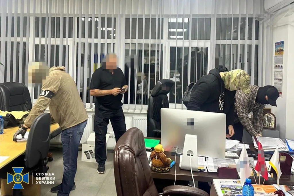 Працівники СБУ проводять обшук в офісному приміщенні