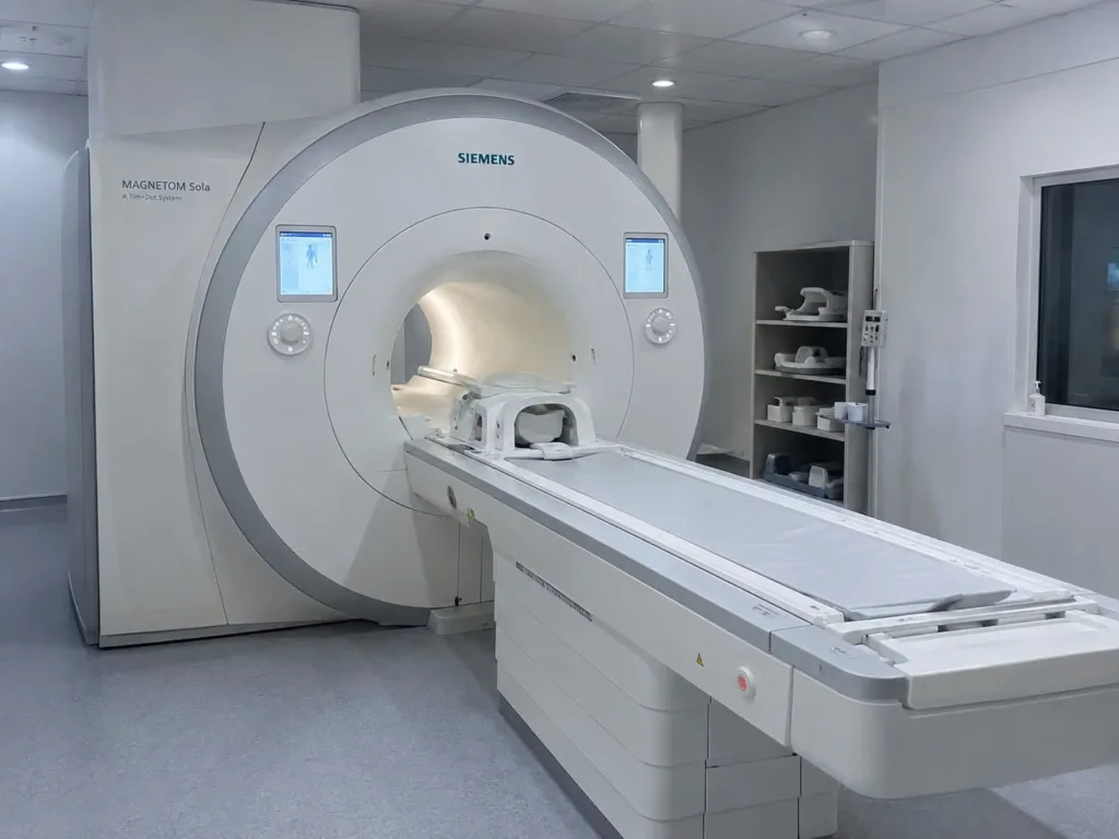 Апарат МРТ Siemens у сучасному медичному кабінеті