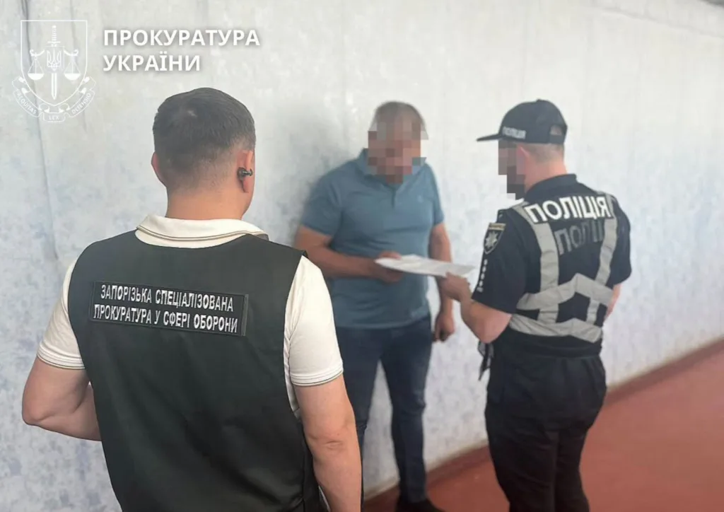 Прокурор і поліцейський вручають документи чоловікові