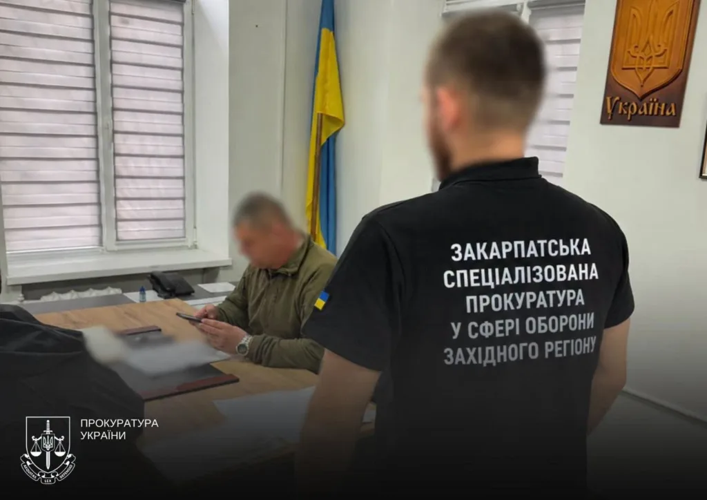 Працівник прокуратури під час службової розмови в кабінеті