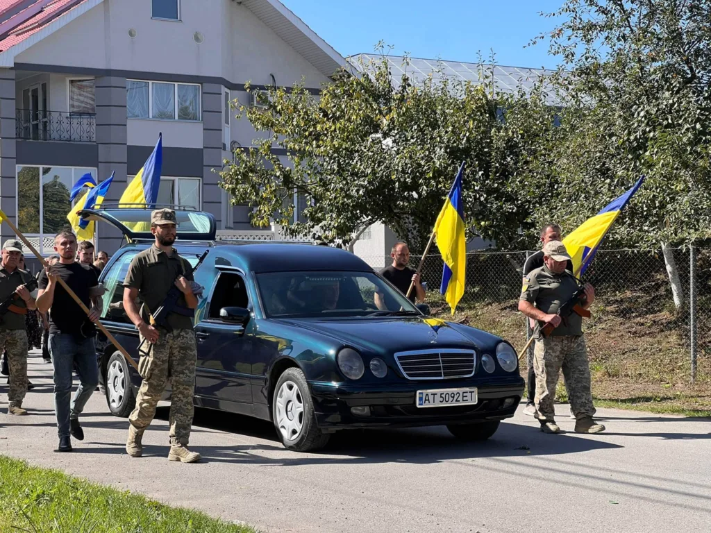 Траурна процесія з українськими прапорами супроводжує катафалк
