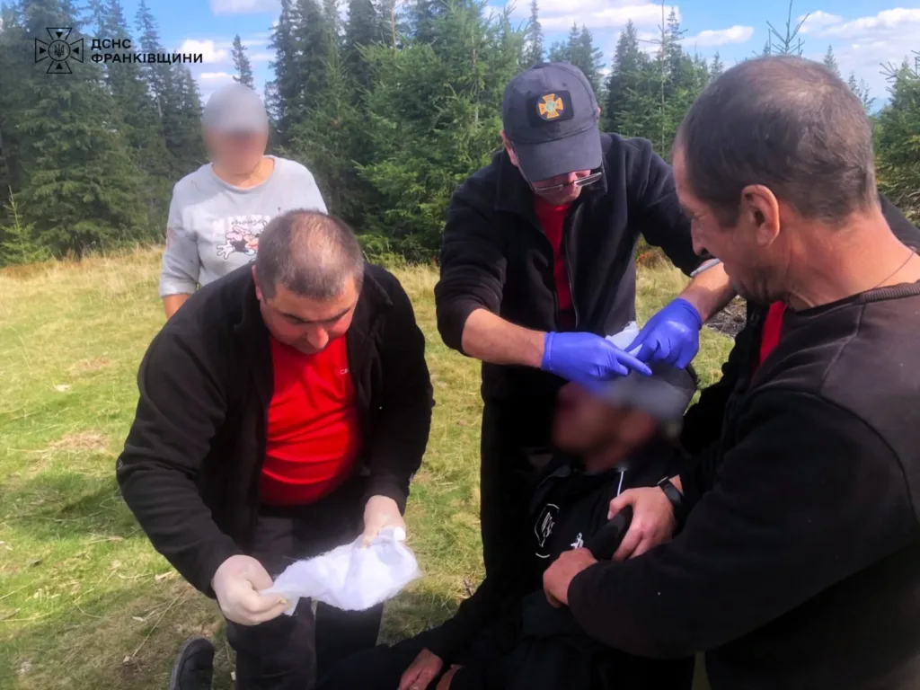 Рятувальники ДСНС надають допомогу чоловікові в лісі