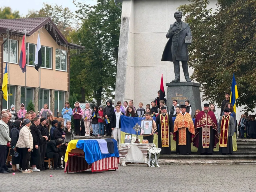 Прощання з військовим біля пам’ятника Тарасу Шевченку