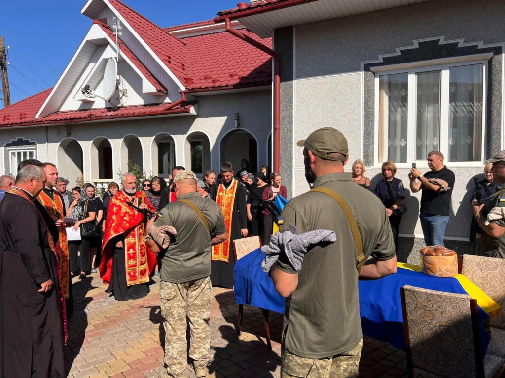 Військові, священники й громада на церемонії прощання