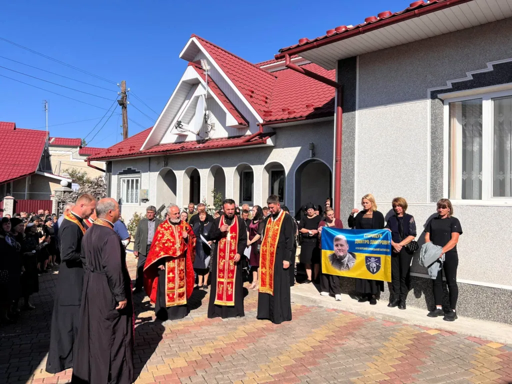 Священники та громада прощаються із загиблим військовим