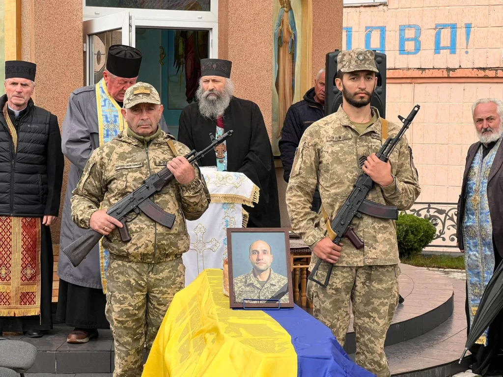 Військові охороняють труну загиблого захисника України