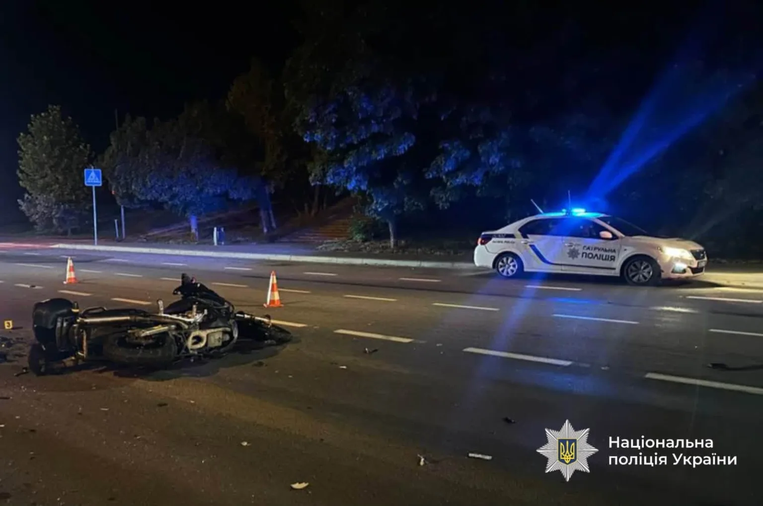 Перекинутий мотоцикл і патрульна поліція на місці ДТП