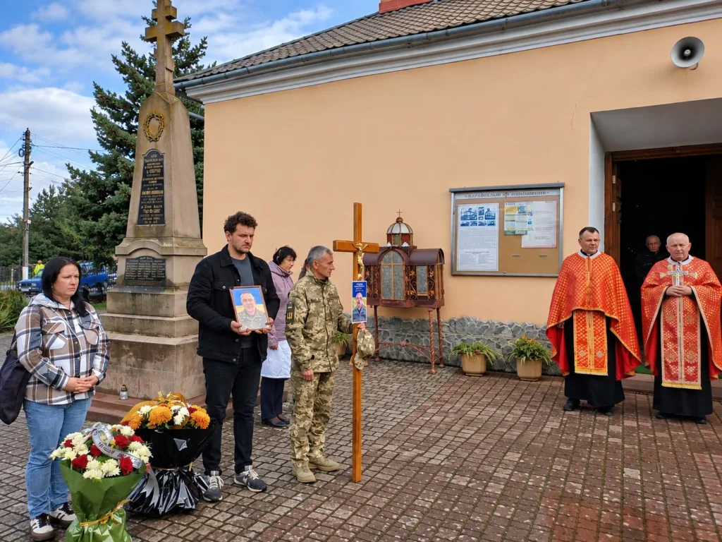 Панахида за військовим біля церкви та меморіалу
