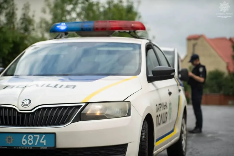 Патрульний автомобіль поліції з увімкненими маячками