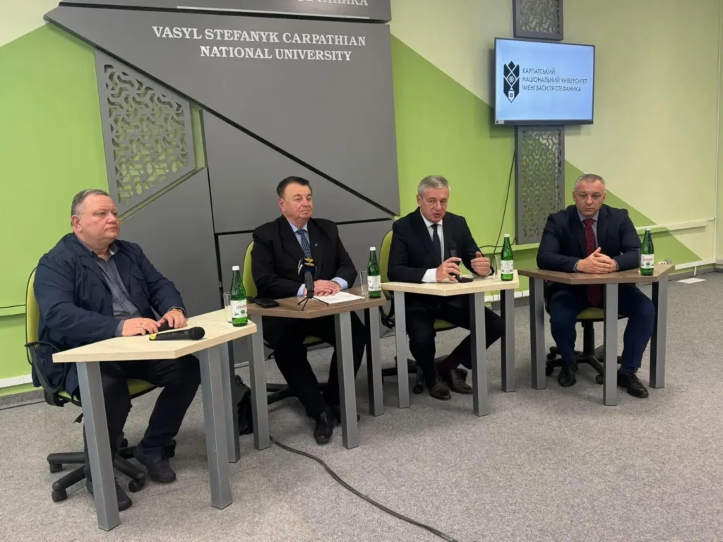 Четверо чоловіків на пресконференції в університеті Стефаника