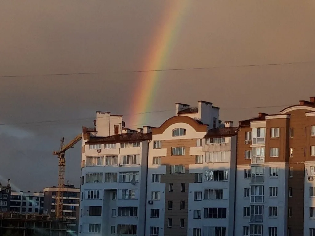 Веселка над багатоповерховими житловими будинками