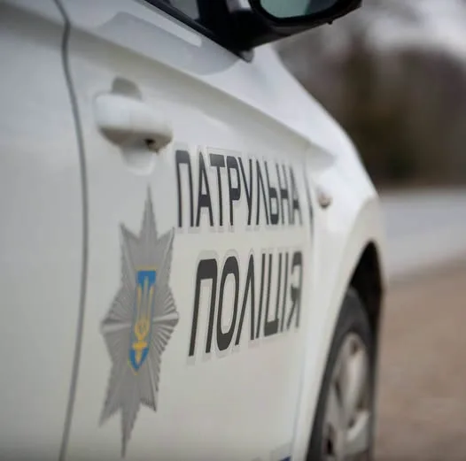 Напис «Патрульна поліція» на білому службовому авто