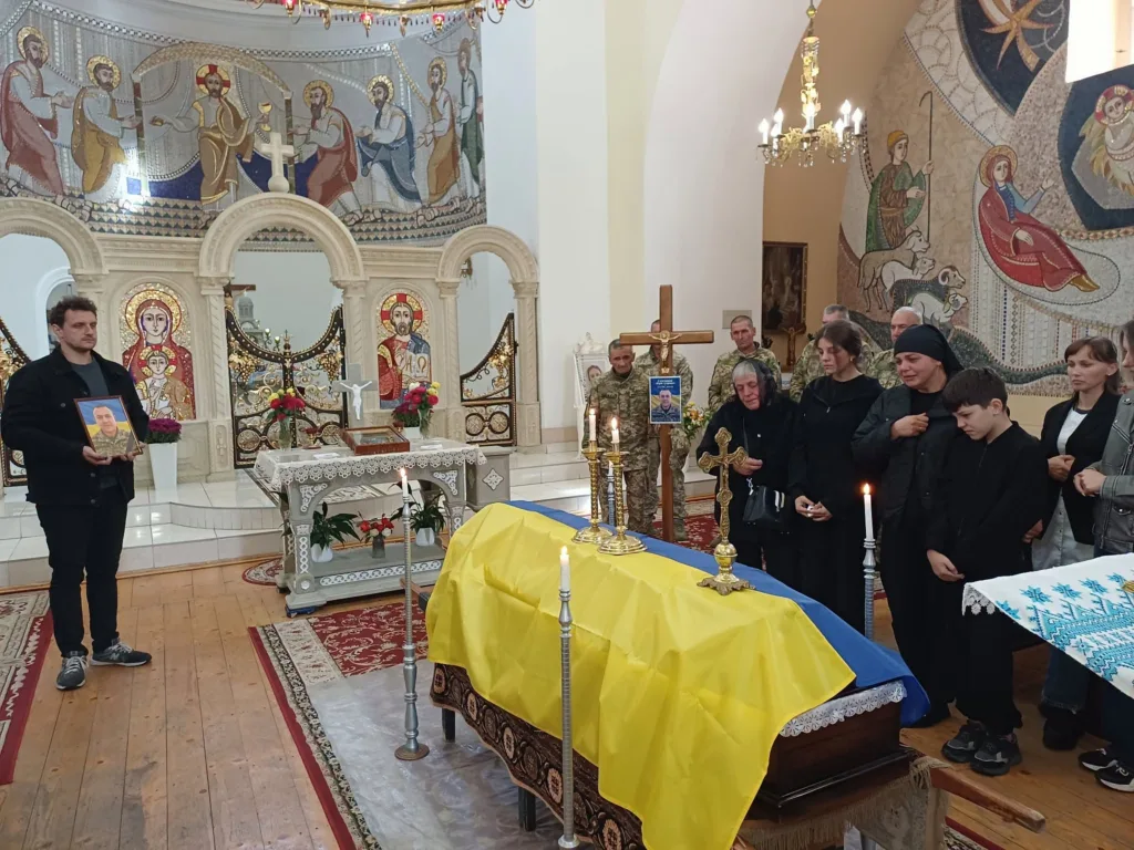 Прощання з військовим у храмі під українським прапором