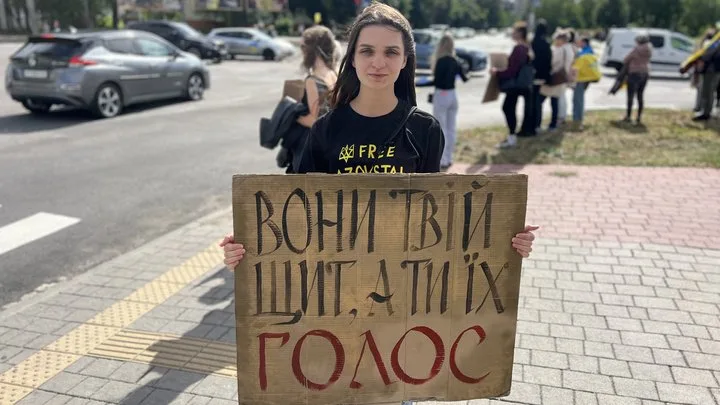 Лілія Гуртовська, акція на підтримку полонених та безвісти зниклих військових, Івано-Франківськ Лілія Гуртовська, акція на підтримку полонених та безвісти зниклих військових, Івано-Франківськ