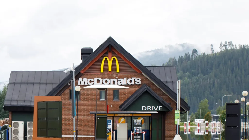 Ресторан McDonald’s біля зарядних станцій у горах