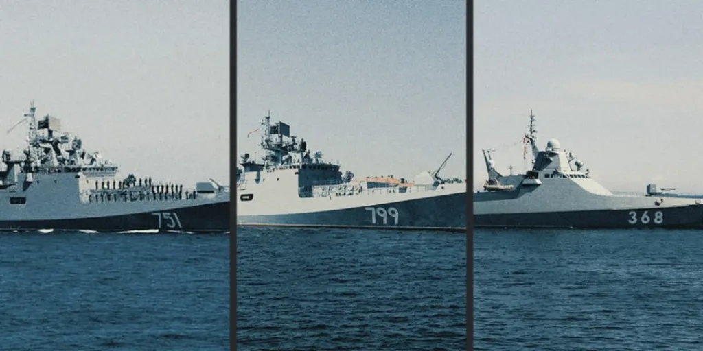 Три військові кораблі з бортовими номерами в морі