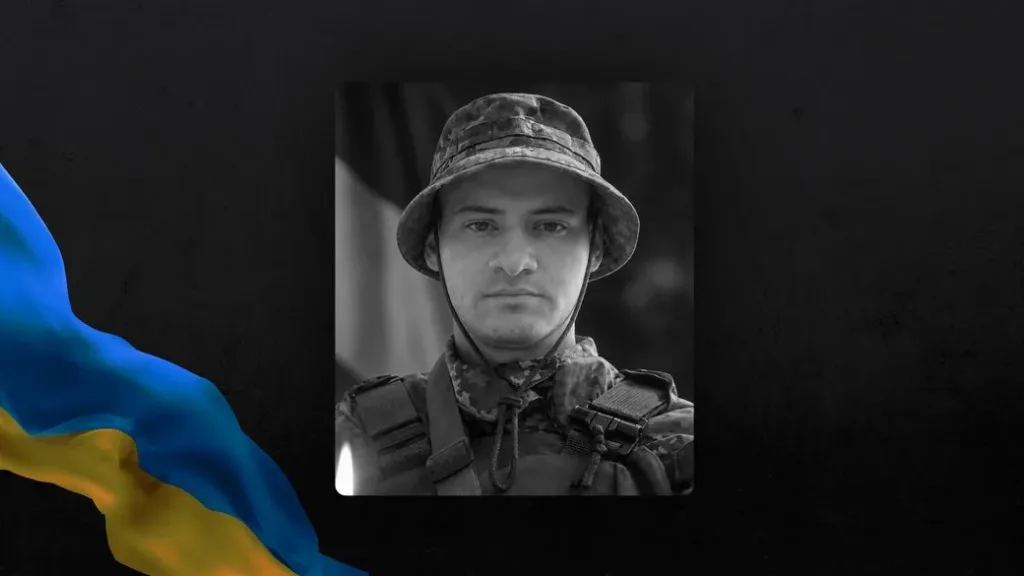 Чорно-білий портрет українського військового з прапором України