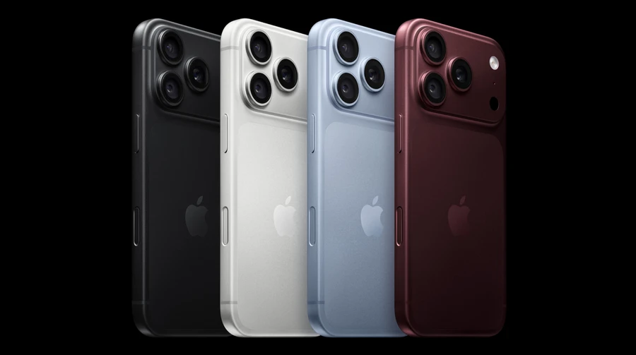 Чотири iPhone Pro різних кольорів на чорному тлі