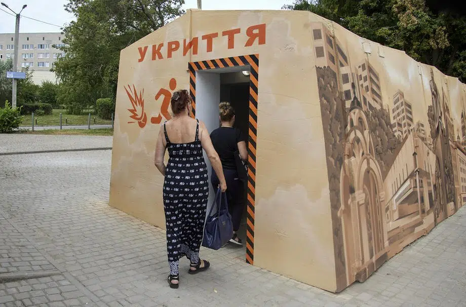 Жінки заходять до міського укриття