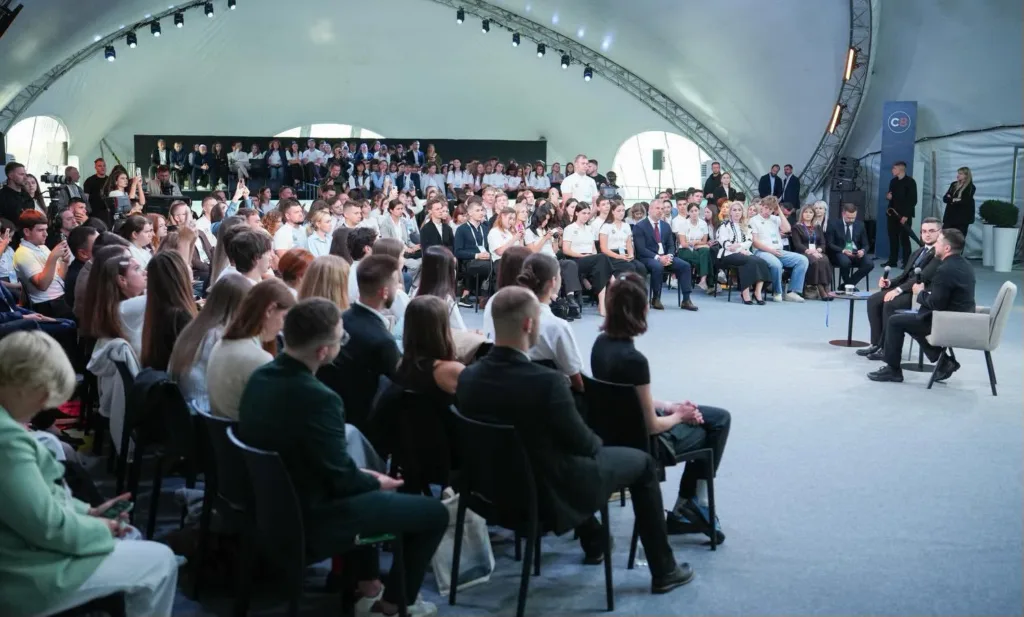Аудиторія слухає дискусію двох спікерів на форумі