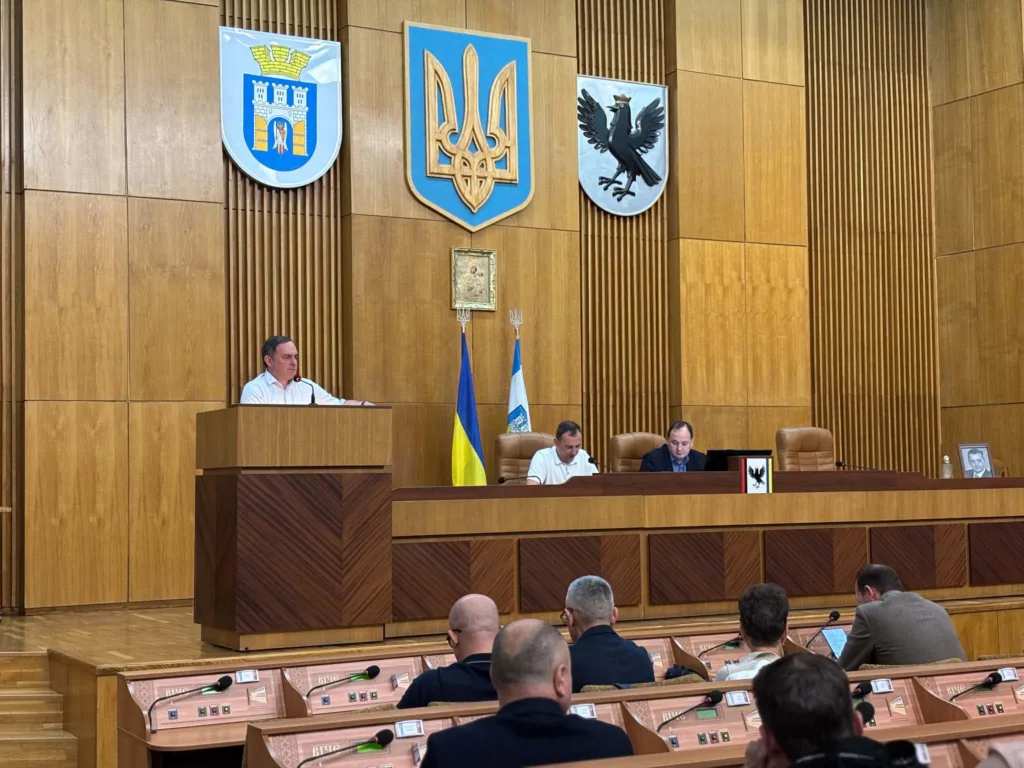 Засідання міської ради під гербами України та міста