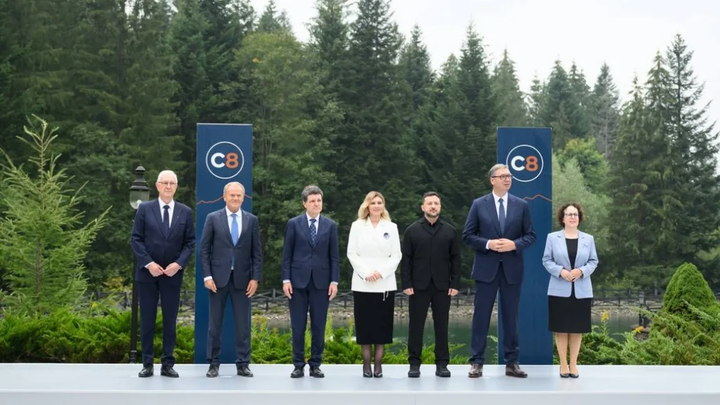 Світові лідери на саміті C8 серед лісу