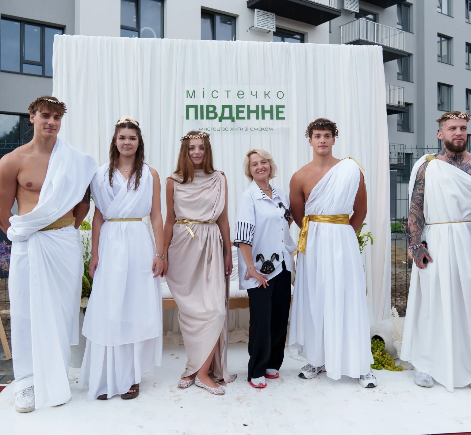 Люди в білих шатах на відкритті житлового комплексу