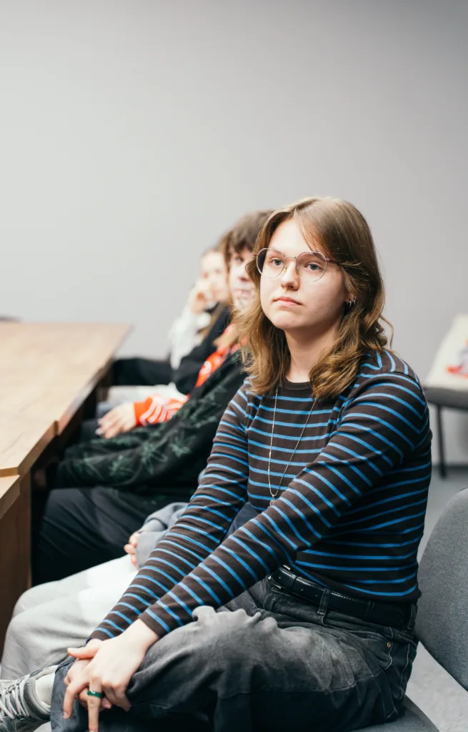 Дівчина в окулярах бере участь у командній грі