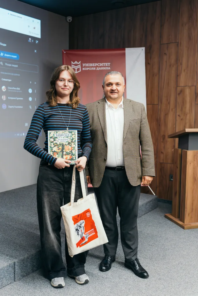 Учасники презентації книги в університеті тримають видання.