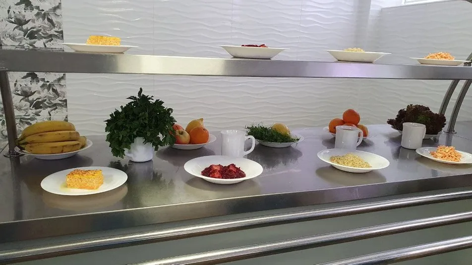 Фуршетна лінія з фруктами, зеленню та закусками
