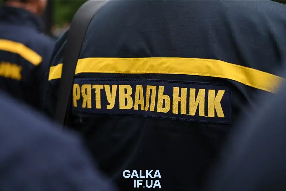 Напис «Рятувальник» на формі працівника ДСНС