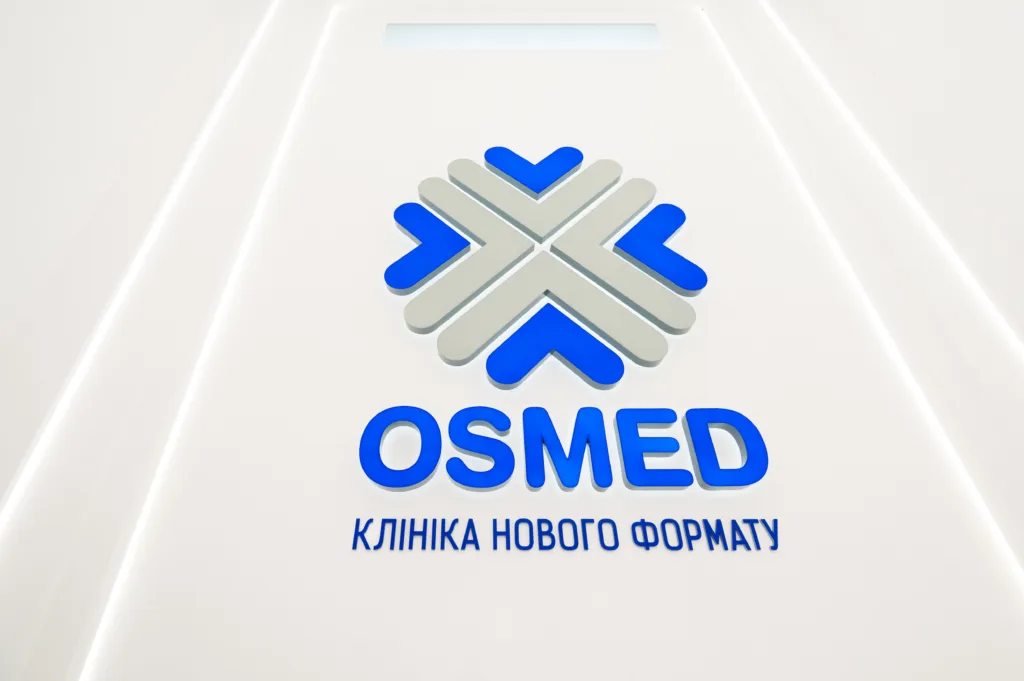 Синій логотип косметологічної клініки на світлому геометричному тлі