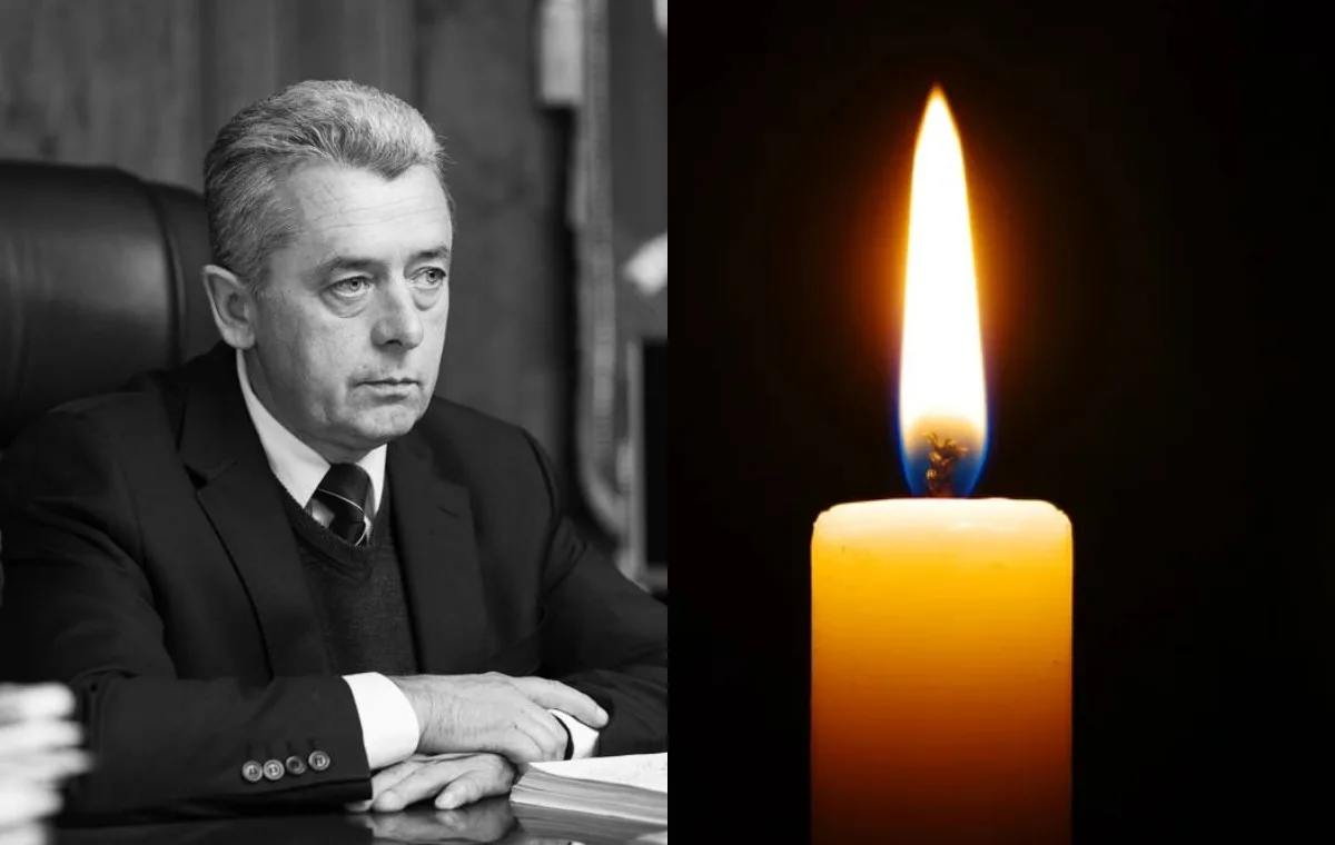 Чорно-білий портрет чоловіка поруч із запаленою свічкою