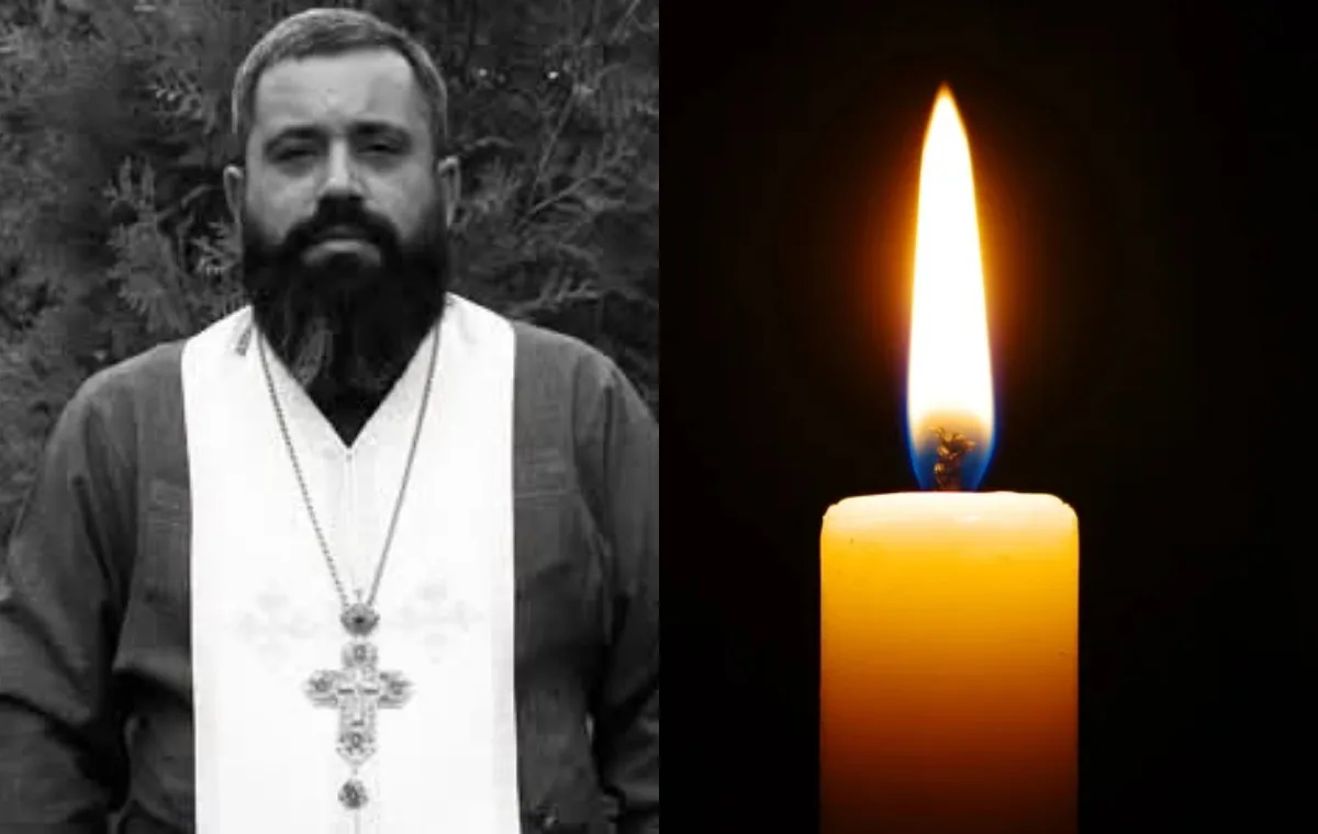 Священник у чорно-білому портреті поруч із запаленою свічкою