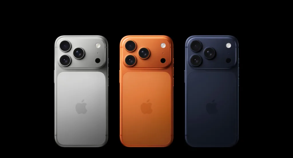 Три iPhone з потрійними камерами на чорному тлі