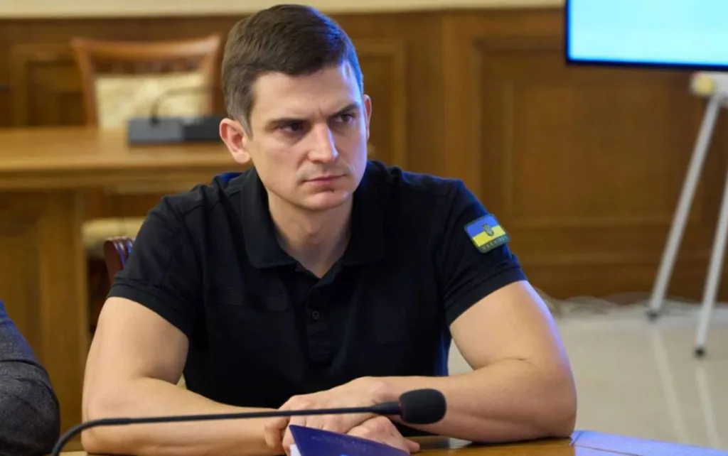 Чоловік у чорному поло на робочій нараді