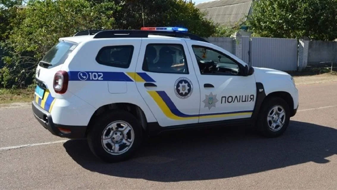 Патрульний автомобіль української поліції на дорозі