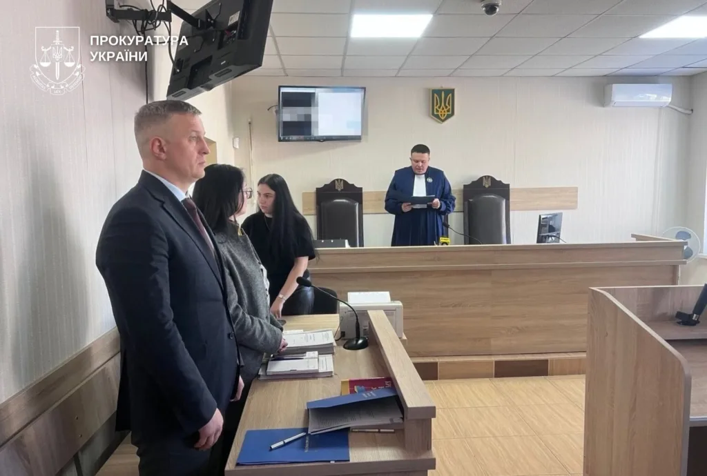Судове засідання в українському суді з прокурорським логотипом