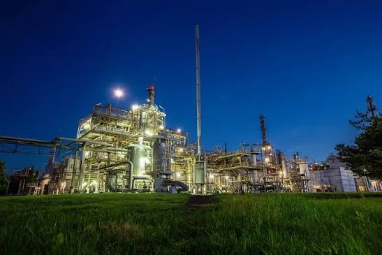 Освітлений нафтопереробний завод уночі