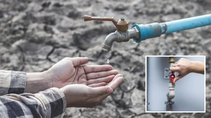 Краплі води з крана над долонями на тлі посухи