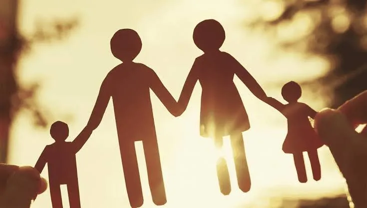 Силуети паперової родини на тлі заходу сонця