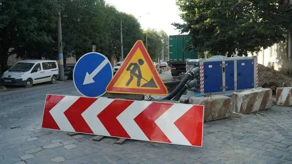 Дорожні знаки біля огородженої ремонтної ділянки