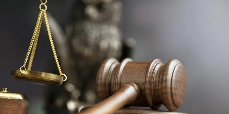 Суддівський молоток і терези правосуддя крупним планом