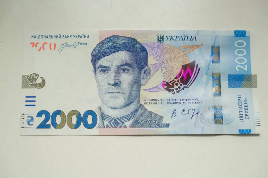 Українська банкнота номіналом 2000 гривень із портретом Василя Стуса