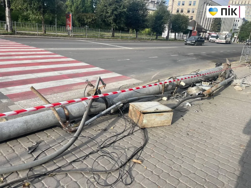 Повалена опора з обірваними дротами біля переходу