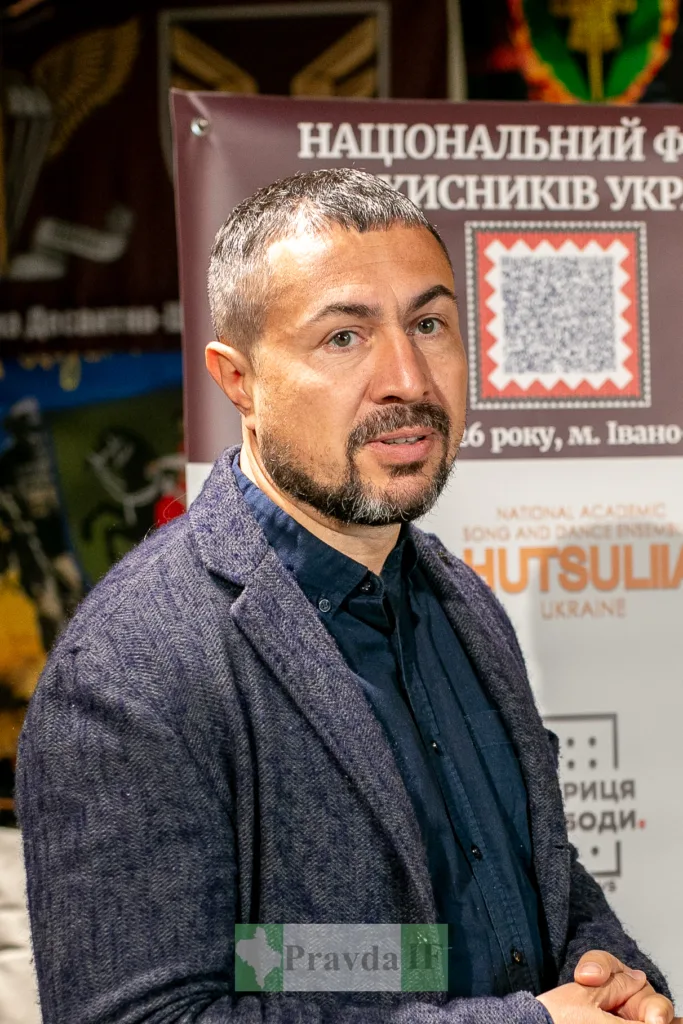 Чоловік на тлі виставкових плакатів