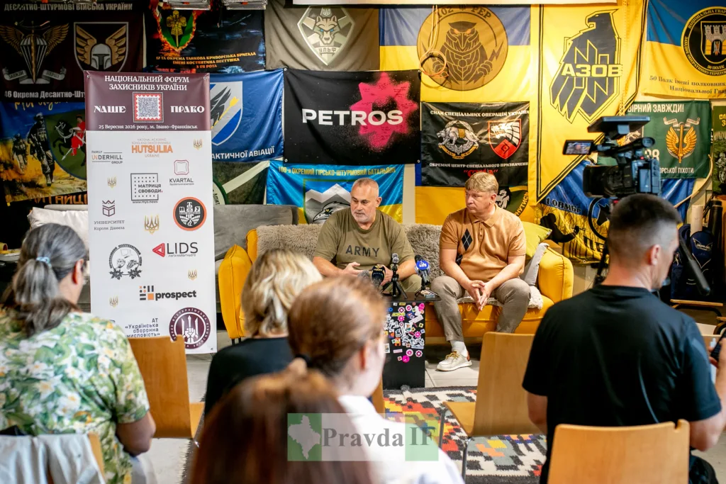 Ветерани виступають на форумі захисників України