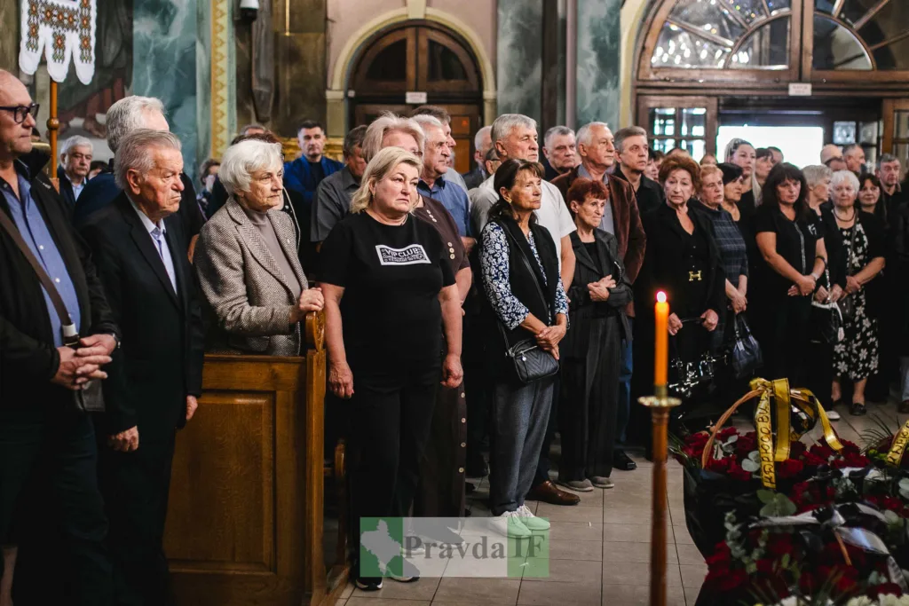 Люди в церкві під час жалобної церемонії