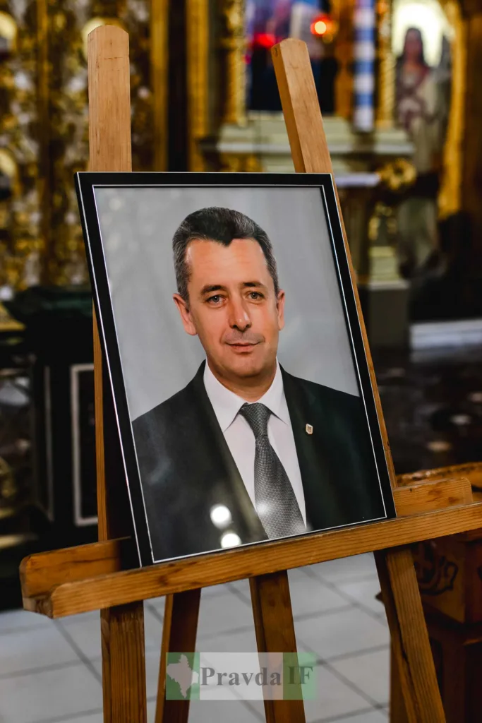 Портрет чоловіка в костюмі на дерев’яному мольберті