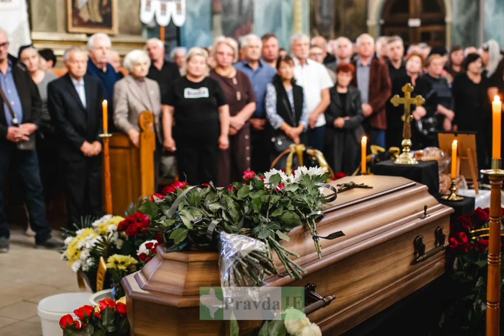 Труна з квітами під час церковної церемонії прощання
